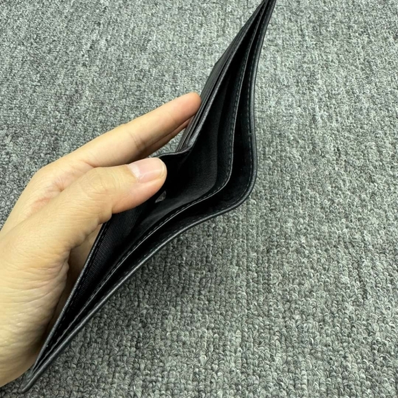 100% Authentic Gucci Leather Wallet 215-111124 - Picture 11 of 11